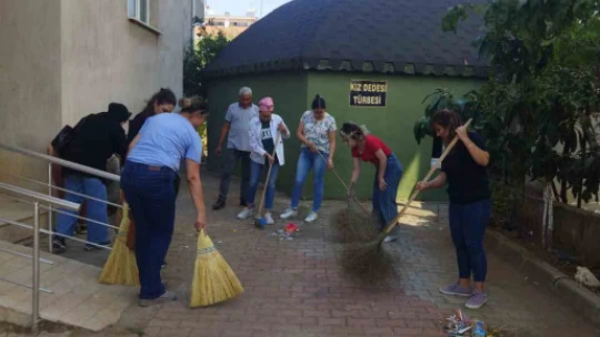 Karacasu'daki türbeler temizlendi