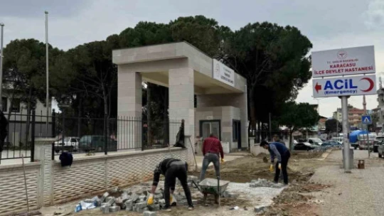 Karacasu İlçe Devlet Hastanesi'nin yolları yapılıyor