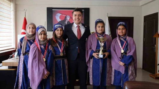 Karacasu Kaymakamı başarılı öğrencileri ağırladı