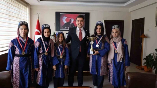 Karacasu Kaymakamı başarılı öğrencileri ağırladı
