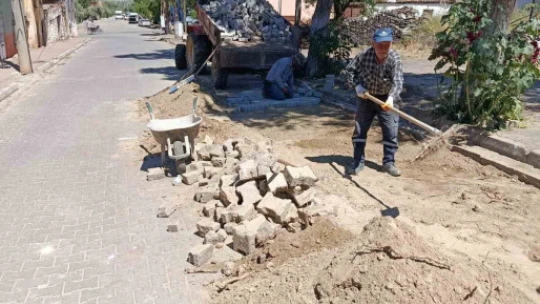 Karacasu'nun yolları yenileniyor