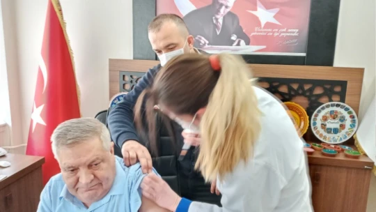 Karacasu Kaymakamı aşı oldu