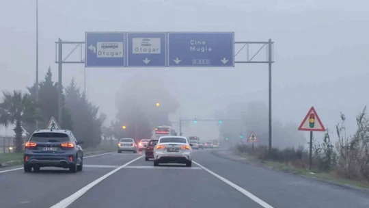 Karayoluna sis çöktü, sürücüler zorlandı