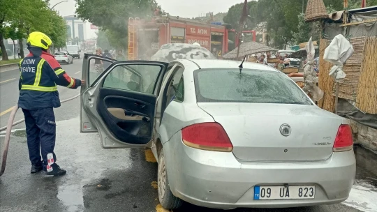 Karayolunda seyir halindeyken yanan otomobil kullanullanılamaz hale geldi