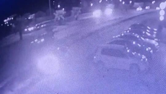 Kardeşini kazadan korumak isteyen ağabey, otomobilin çarpmasıyla hayatını kaybetti