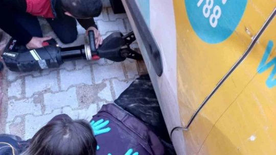 Kargo dağıtım aracının altında kalan kadını itfaiye kurtardı