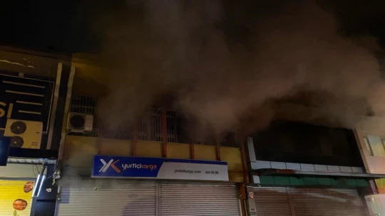 Kargo şubesi yangında küle döndü