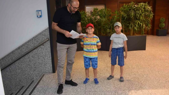 Karnesini alan Başkan Zencirci'ye koştu