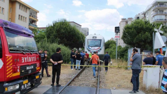 Karşı geçmek isteyen yaşlı kadın trenin altında kaldı
