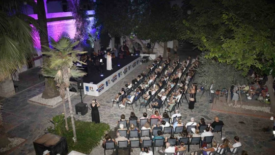 Katar'ın ilk kadın sanatçısı Türkiye'deki ilk konserini Kuşadası'nda verdi