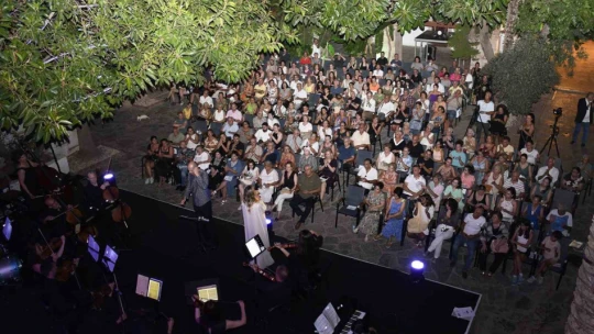 Katar'ın ilk kadın sanatçısı Türkiye'deki ilk konserini Kuşadası'nda verdi