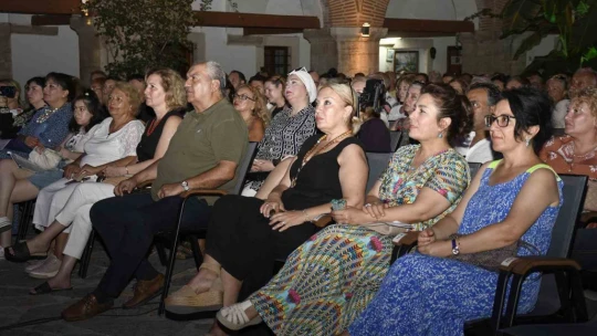 Katar'ın ilk kadın sanatçısı Türkiye'deki ilk konserini Kuşadası'nda verdi