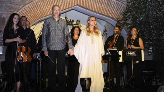 Katar'ın ilk kadın sanatçısı Türkiye'deki ilk konserini Kuşadası'nda verdi