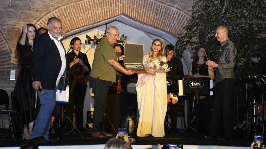 Katar'ın ilk kadın sanatçısı Türkiye'deki ilk konserini Kuşadası'nda verdi