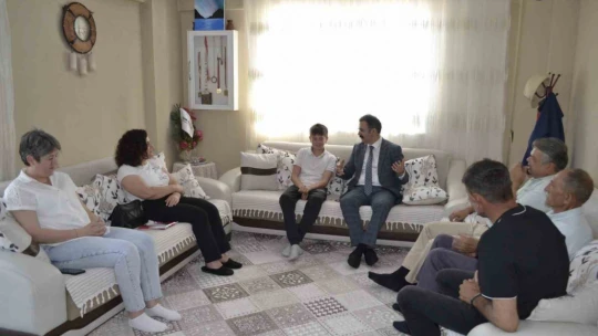Kaymakam Ateş öğrencilerin evlerine misafir oldu