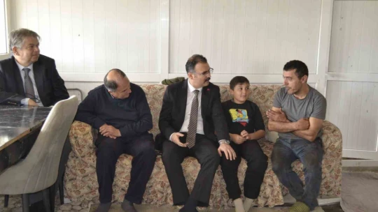 Kaymakam Ateş, vatandaşların evlerine misafir oldu