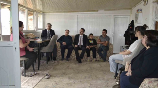 Kaymakam Ateş, vatandaşların evlerine misafir oldu