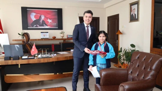 Kaymakam Gündoğdu, başarılı öğrenciyi ödüllendirdi