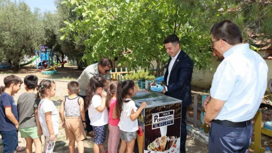 Kaymakam Gündoğdu'dan öğrencilere dondurma