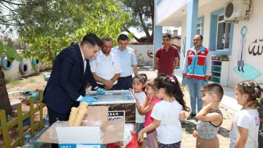 Kaymakam Gündoğdu'dan öğrencilere dondurma
