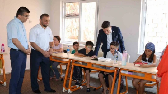 Kaymakam Gündoğdu'dan öğrencilere dondurma