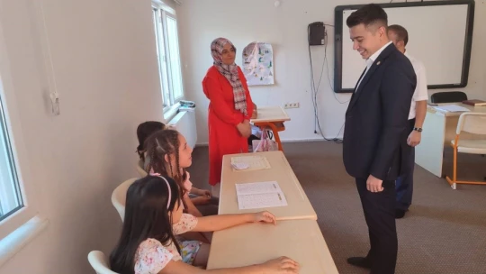 Kaymakam Gündoğdu'dan öğrencilere dondurma