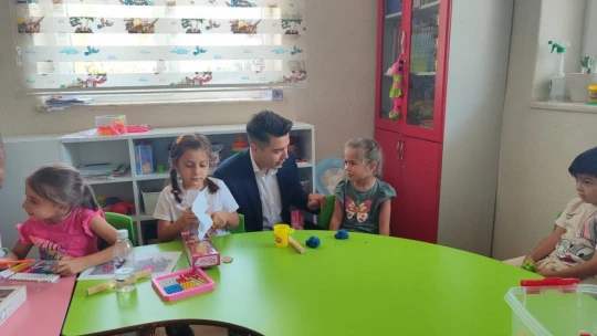 Kaymakam Gündoğdu'dan öğrencilere dondurma