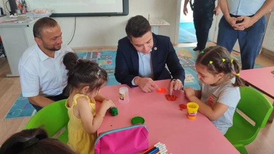 Kaymakam Gündoğdu'dan öğrencilere dondurma
