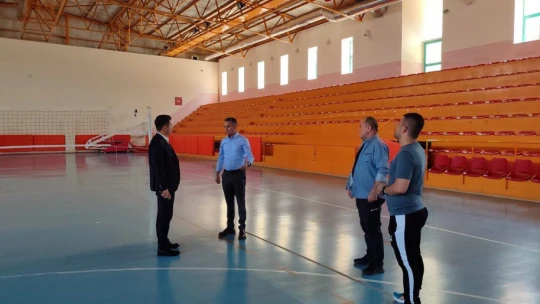 Kaymakam Gündoğdu kapalı spor salonundaki çalışmaları yerinde inceledi