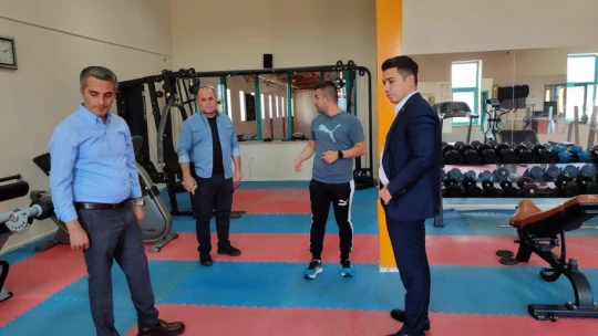 Kaymakam Gündoğdu kapalı spor salonundaki çalışmaları yerinde inceledi