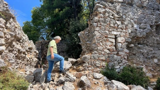 Kaymakam Keklik, zirveye gizlenmiş 900 yıllık manastırı inceledi
