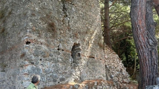 Kaymakam Keklik, zirveye gizlenmiş 900 yıllık manastırı inceledi