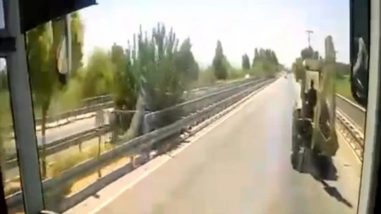 Kaza anı otobüs kamerasına yansıdı