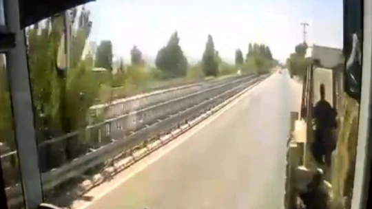 Kaza anı otobüs kamerasına yansıdı