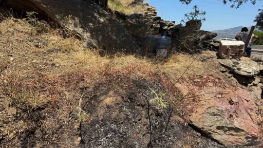 Kaza sonrası çıkan yangın, yol kenarına bırakılan su bidonlarıyla söndürüldü