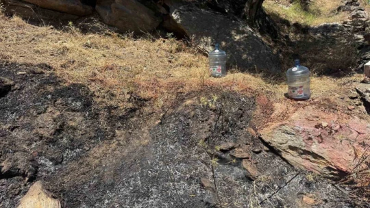 Kaza sonrası çıkan yangın, yol kenarına bırakılan su bidonlarıyla söndürüldü