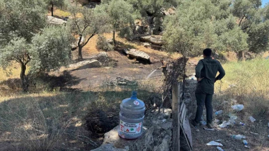 Kaza sonrası çıkan yangın, yol kenarına bırakılan su bidonlarıyla söndürüldü