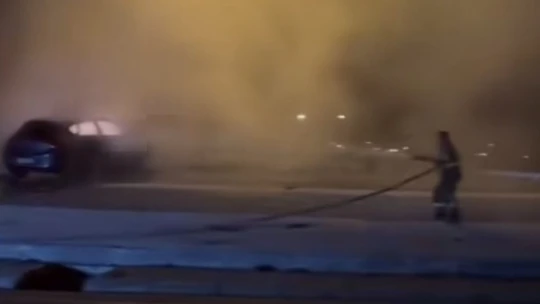 Kaza yapan araç alev aldı