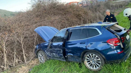 Kazaya karışan otomobil tarlaya uçtu: 3 yaralı