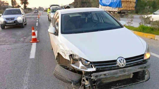 Kazaya karışan otomobil tarlaya uçtu: 3 yaralı