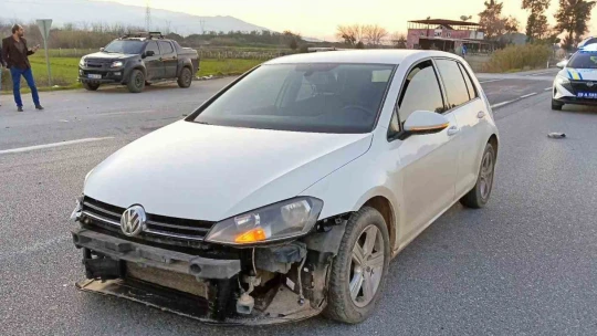 Kazaya karışan otomobil tarlaya uçtu: 3 yaralı