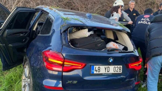 Kazaya karışan otomobil tarlaya uçtu: 3 yaralı