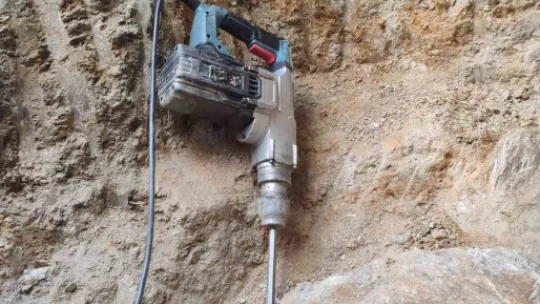 Kazdıkları çukurda yakalandılar