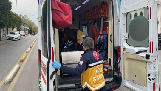 Kendisine para vermeyen genç kıza ekmek bıçağıyla saldırdı