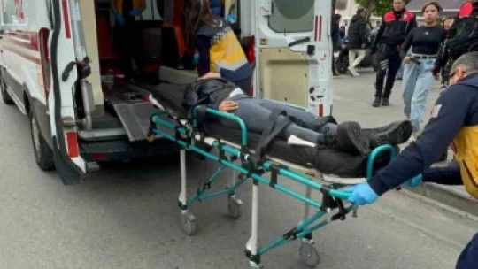 Kendisine para vermeyen genç kıza ekmek bıçağıyla saldırdı