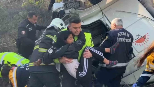 Kendisini kurtaran komisere sımsıkı sarıldı