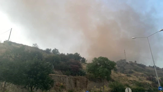 Kentin zirve noktasından yükselen kara dumanlar panikletti