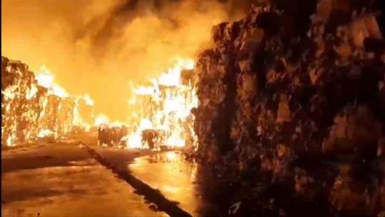 Kipaş Kağıt Fabrikası'ndaki yangın yeniden kontrolden çıktı: Gecenin karanlığını alevler aydınlattı