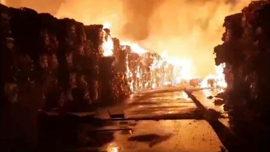 Kipaş Kağıt Fabrikası'ndaki yangın yeniden kontrolden çıktı: Gecenin karanlığını alevler aydınlattı
