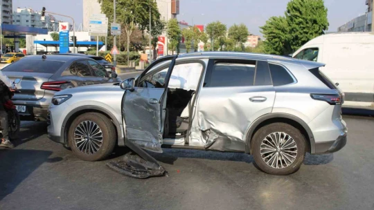 Kırmızı ışık ihlali kaza getirdi: 1 yaralı